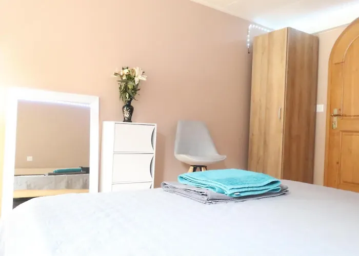 Oda ve Kahvaltı Garni *